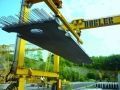 Krantransport überlanger Fertigteilplatten mit verstärkten Filigran-EV-Gitterträgern (Foto: Dobler) Krantransport überlanger Fertigteilplatten mit verstärkten Filigran-EV-Gitterträgern (Foto: Dobler)