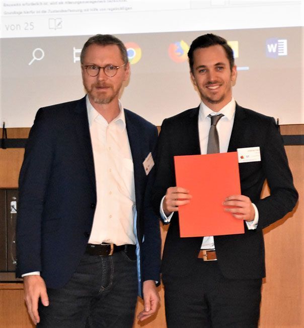 Der „Nachwuchspreis bester Vortrag“ geht an Johannes Diller (rechts) von der TUM für einen Beitrag zur Additiven Fertigung von Stahlkonstruktionen, Foto: Hochschule München.