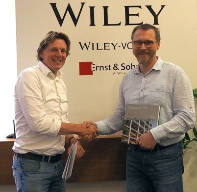 Bouwen met Staal director Frank Maatje agrees with Ernst & Sohn editorial director Bernhard Hauke on publishing agreement